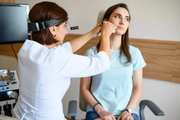 Orta kulakta sıvı birikmesi neden olur?